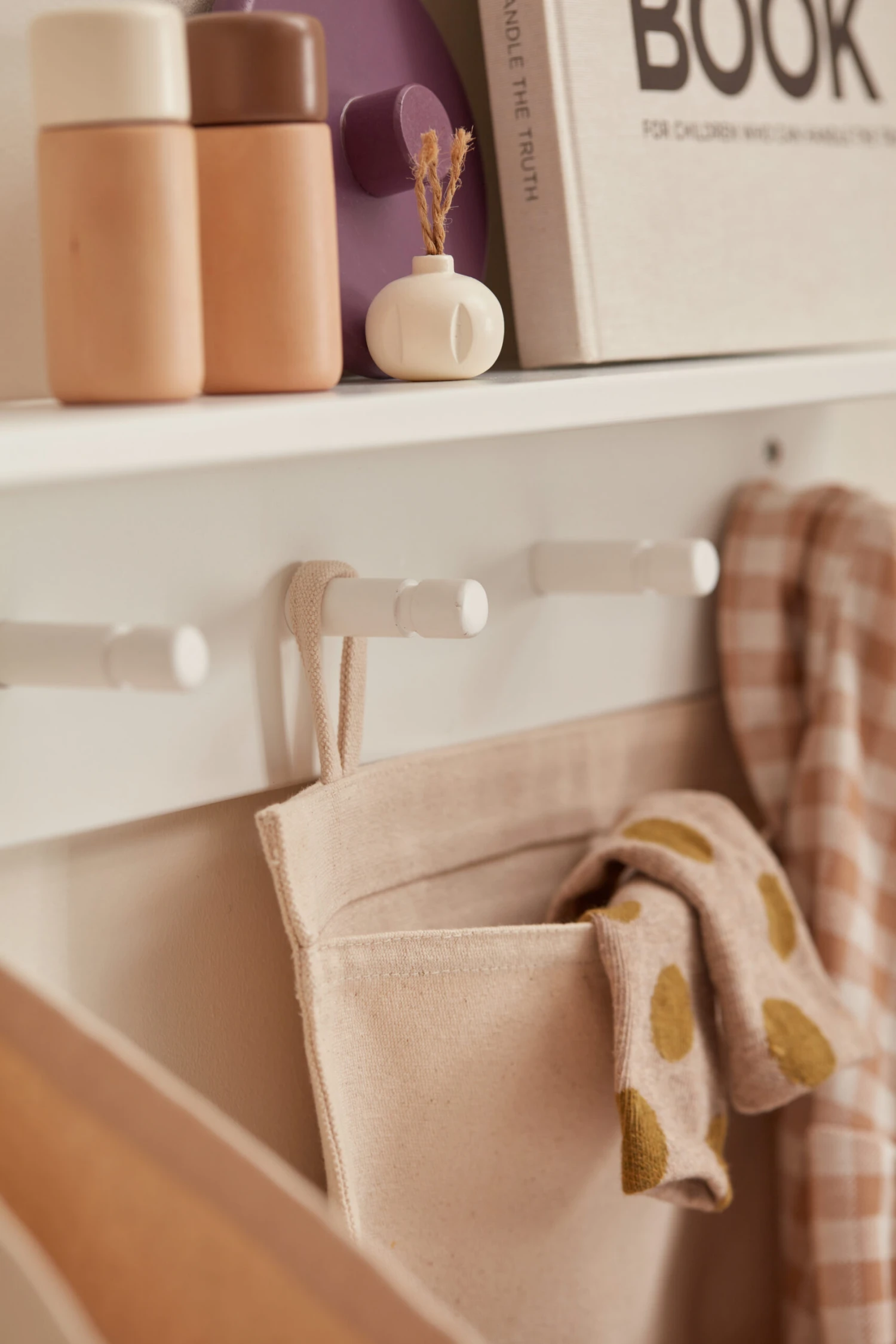 Kid's Concept Star Shelf With Hooks 5 Kid's Concept Star Shelf With Hooks - Image 3