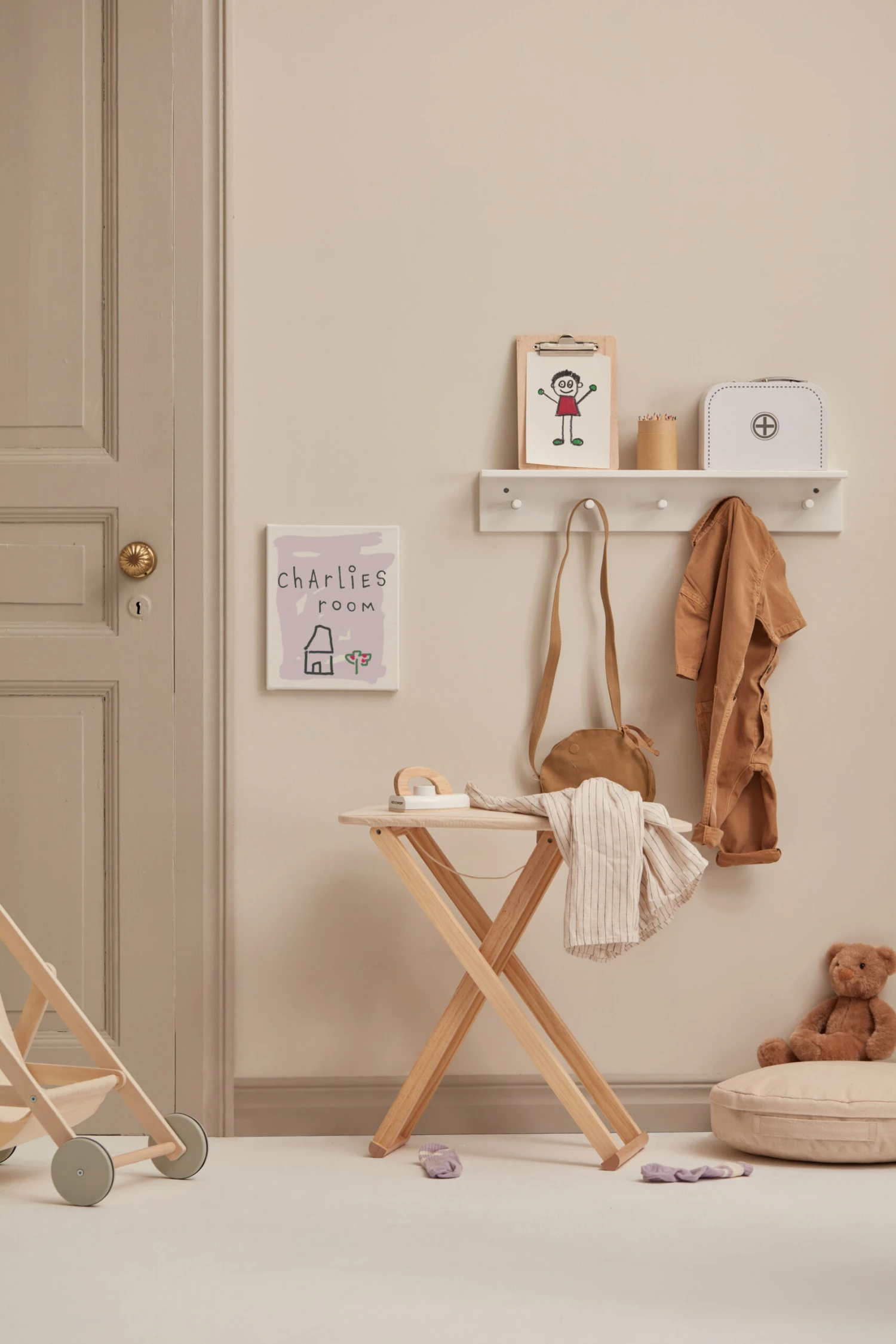 Kid's Concept Star Shelf With Hooks 6 Kid's Concept Star Shelf With Hooks - Image 4